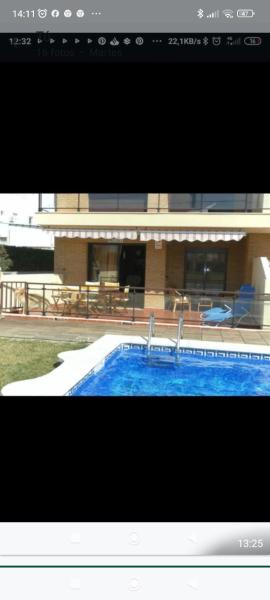 apartamento con terraza y acceso directo a la piscina y a 50 m de la playa